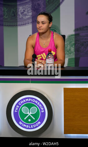 Ashleigh Barty, als sie in den Medien spricht während einer Pressekonferenz nach seiner Niederlage in der vierten Runde Singles die Damen am Tag sieben der Wimbledon Championships in der All England Lawn Tennis und Croquet Club, Wimbledon. Stockfoto