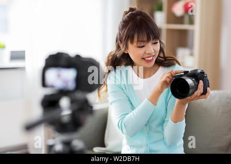 Asiatische Frau Blogger mit der Kamera das Aufnehmen von Videos Stockfoto