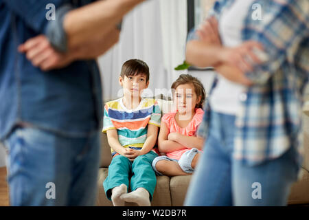 Kinder ihren Eltern zu Hause Streit beobachten Stockfoto