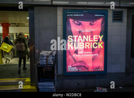 London, UK / - 9. Mai 2019: Beleuchtete Poster Werbung der Stanley Kubrick Ausstellung im Design Museum. Stockfoto