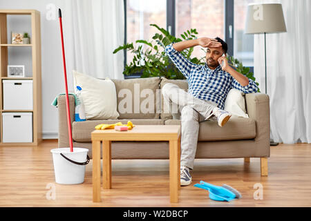 Menschen, die auf dem Smartphone nach der Reinigung home Stockfoto