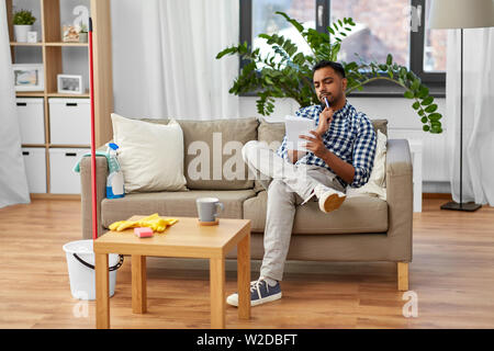 Indische Mann nach Hause Reinigung, um Liste zu tun Stockfoto