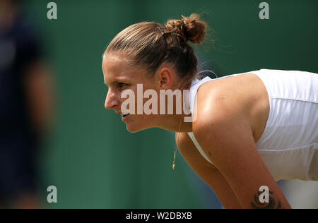 Karolina Pliskova während ihres Umlaufes von 16 Match gegen Karolina Muchova auf Court 2 am Tag sieben der Wimbledon Championships in der All England Lawn Tennis und Croquet Club, London. Stockfoto