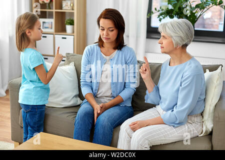 Tochter, Mutter und Großmutter zu Hause streiten Stockfoto