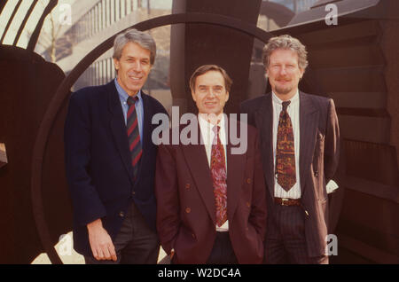 Alexander Niemetz, freier Publizist und Fernsehmoderator, mit den Kollegen Wolf von Lojewski und Peter Voss, Deutschland 1992. Schweizer sich Verleger und TV-Moderator Alexander Niemetz mit seinen Kollegen Wolf von Lojewski und Peter Voss, Deutschland 1992. Stockfoto