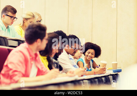 Gruppe von Studenten mit Kaffee auf Vorlesung schreiben Stockfoto