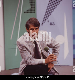 Alexander Niemetz, freier Publizist und Fernsehmoderator, Deutschland 1985. Schweizer sich Verleger und TV-Moderator Alexander Niemetz, Deutschland, 1985. Stockfoto