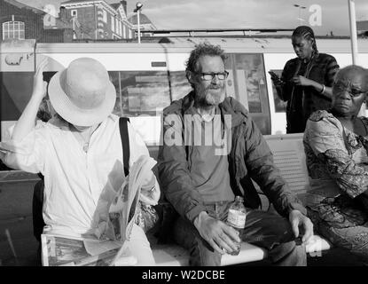 Vagrant mit sich selbst sprechen in Clapham Junction Station London Stockfoto