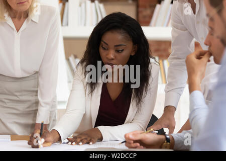 Schweren afrikanischen weibliche Führer erklären Papierkram Notizen zeichen Papier schreiben Stockfoto