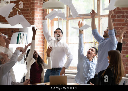 Euphorisch diverse Business Team werfen werfen Papiere erfolg Sieg feiern. Stockfoto