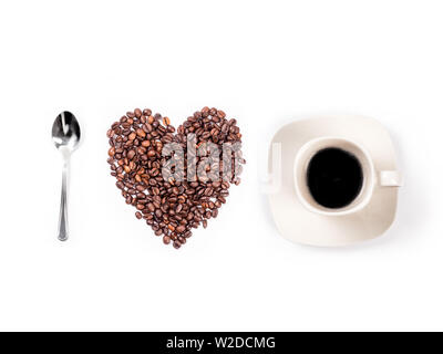 Kaffee Löffel, Herzform aus Kaffeebohnen und Tasse mit schwarzem Kaffee auf weißem Hintergrund angeordnet - Ich liebe Kaffee Konzept Stockfoto