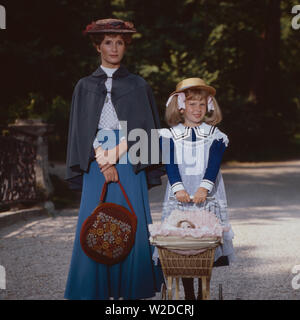 Nesthäkchen, historische Kinderserie, Deutschland 1983, Regie: Gero Erhardt Darsteller: Susanne Uhlen, Kathrin Toboll Stockfoto