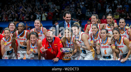 Die Spieler der ESP-win Die der FIBA-Frauen der Basketball-europameisterschaft 2019 und feiern die Goldmedaille. Stockfoto