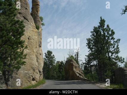 Kurvenreiche Straße schlängelt um unglaublichen Felsformationen entlang Nadeln Autobahn in South Dakota. Stockfoto
