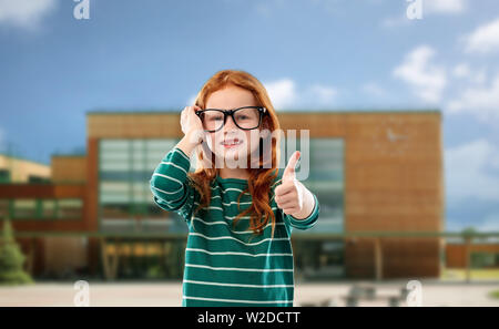 Rothaarige Schüler Mädchen in Gläsern über Schule Stockfoto