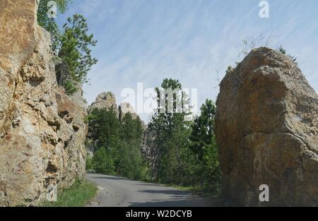 Granitfelsen und dramatischen Felsformationen die kurvenreiche Straße entlang Nadeln Autobahn in South Dakota Grenze. Stockfoto