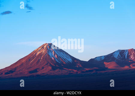 Licancabur Vulkan bei Sonnenuntergang, San Pedro de Atacama, Atacama-wüste, Chile, Südamerika Stockfoto