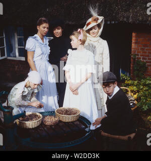 Nesthäkchen, historische Kinderserie, Deutschland 1983, Regie: Gero Erhardt Darsteller: Sabine Kaack, Evelyn Hamann, Anja Bayer, Doris Kunstmann, Stockfoto