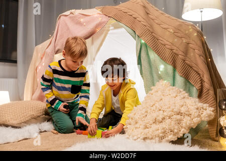 Jungen spielen Spielzeug Bausteine in Kinder Zelt zu Hause Stockfoto