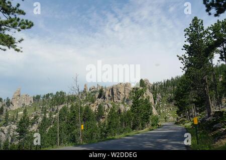 Breite entlang einer kurvigen Straße mit dramatischen Granitformationen an Nadeln Autobahn in South Dakota. Stockfoto