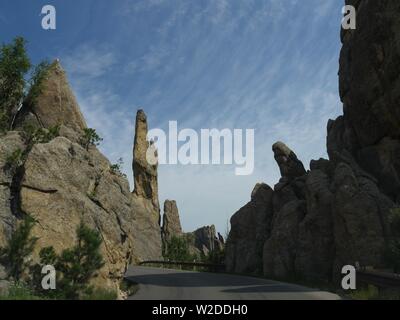 Spektakuläre Felsformationen und Granit Felsen türmen entlang der gewundenen Straße an Nadeln Autobahn in South Dakota. Stockfoto