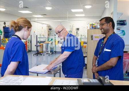 NHS-Mitarbeiter beraten Patienten in einem Krankenhaus Stockfoto