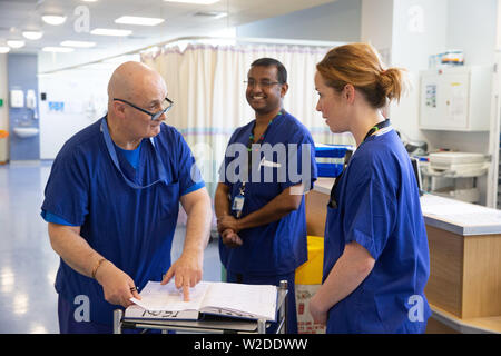NHS-Mitarbeiter beraten Patienten in einem Krankenhaus Stockfoto