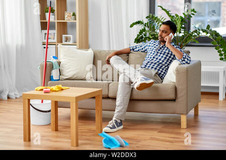 Menschen, die auf dem Smartphone nach der Reinigung home Stockfoto