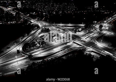Stadt interchange closeup bei Nacht, schöne Verkehrsinfrastruktur Hintergrund. Schwarz und Weiß. Luftaufnahme Stockfoto