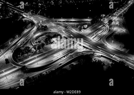 Stadt interchange closeup bei Nacht, schöne Verkehrsinfrastruktur Hintergrund. Schwarz und Weiß. Luftaufnahme Stockfoto