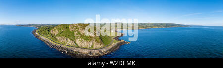 Nordirland, Großbritannien. Breite Antenne Panorama der Ballygalley Head Mountain und Causeway Coastal Route alias Antrim Coast Road zwischen Larne und Ballygall Stockfoto