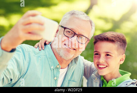 Alter Mann und junge unter Selfie per smartphone Stockfoto