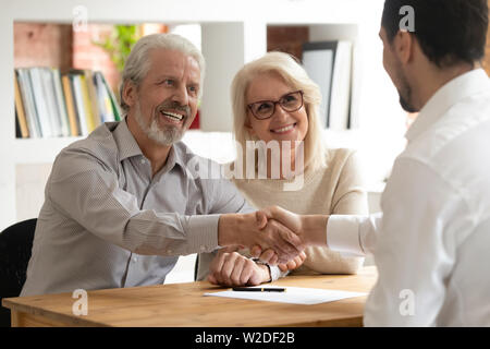 Gerne alte Paar Kunden machen finanzielle Angebot Handshake, Rechtsanwalt Stockfoto
