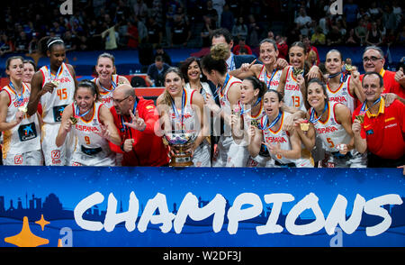 Die Spieler der ESP-win Die der FIBA-Frauen der Basketball-europameisterschaft 2019 und feiern die Goldmedaille. Stockfoto