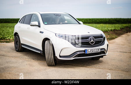 Stuttgart, Deutschland. 08 Juli, 2019. Ein Mercedes-Benz EQC 400 Elekto-SUV Antriebe über eine Landstraße. Das Auto war heute von Daimler an einer treibenden Präsentation für Journalisten vorgestellt. Credit: Christoph Schmidt/dpa/Alamy leben Nachrichten Stockfoto