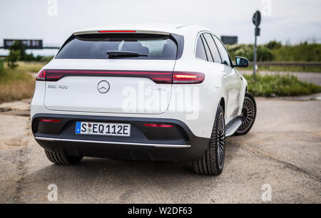 Stuttgart, Deutschland. 08 Juli, 2019. Ein Mercedes-Benz EQC 400 Elekto-SUV Antriebe über eine Landstraße. Das Auto war heute von Daimler an einer treibenden Präsentation für Journalisten vorgestellt. Credit: Christoph Schmidt/dpa/Alamy leben Nachrichten Stockfoto