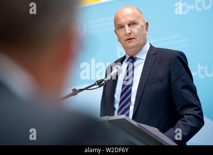 Cottbus, Deutschland. 08 Juli, 2019. Dietmar Woidke (SPD), Ministerpräsident des Landes Brandenburg, spricht auf einer Veranstaltung Kennzeichnung der Unterzeichnung einer Absichtserklärung mit Rolls-Royce bei der Entwicklung von Hybrid-elektrische Antriebe an der Brandenburgischen Technischen Universität (BTU) Cottbus-Senftenberg. Cottbus Universität und der Aircraft Engine Hersteller Rolls-Royce wollen ihre Zusammenarbeit bei der Entwicklung der teilweise elektrische Motoren weiter zu stärken. Credit: Monika Skolimowska/dpa-Zentralbild/dpa/Alamy leben Nachrichten Stockfoto