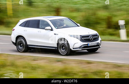 Stuttgart, Deutschland. 08 Juli, 2019. Ein Mercedes-Benz EQC 400 Elekto-SUV Antriebe über eine Landstraße. Das Auto war heute von Daimler an einer treibenden Präsentation für Journalisten vorgestellt. Credit: Christoph Schmidt/dpa/Alamy leben Nachrichten Stockfoto