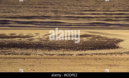 Komplizierte Rinnsal Sand Muster bei Ebbe von einer ruhigen Nordsee im goldenen Licht der Dämmerung, Aberdeen, Schottland, Großbritannien. Stockfoto