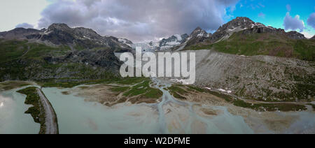 Luftaufnahme der Schnell stützenden Moiry in den Walliser Alpen im Kanton Wallis. Der Gletscher hat eine Fläche von 5,75 km2 im Jahr 1973, aber die Band hat aufgrund der wärmeren Klima drastisch reduziert worden. Stockfoto