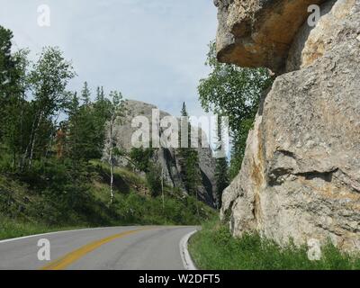 Eine atemberaubende Fahrt auf kurvenreichen Straßen mit Granitfelsen entlang Nadeln Autobahn in South Dakota. Stockfoto