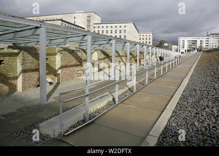 Die Topographie des Terrors, der Berliner Mauer und Detlev-Rohwedder-Haus (ehemalige RLM/NS-Luft Ministerium Gebäude in WW2), Berlin, Deutschland. Stockfoto
