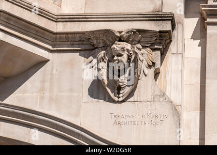 Treadwell & Martin Architekten 1907, auf eine Mauer mit geschnitzten Stein putti Kopf eingeschrieben. Leonard Martin, Henry John treadwell. 7 Hanover Street, London Stockfoto