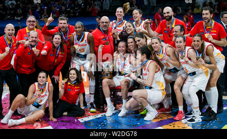 Die Spieler der ESP-win Die der FIBA-Frauen der Basketball-europameisterschaft 2019 und feiern die Goldmedaille. Stockfoto