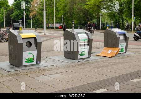 Amsterdam, Niederlande - 03.Mai 2019: Drei Müllcontainer für die Trennung auf der Straße. Stockfoto