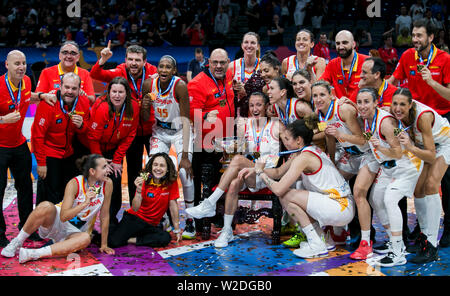 Die Spieler der ESP-win Die der FIBA-Frauen der Basketball-europameisterschaft 2019 und feiern die Goldmedaille. Stockfoto