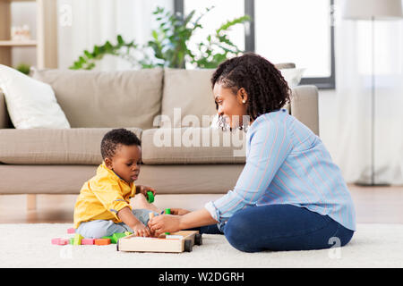 Mutter und Kind spielen mit Spielzeug Bausteine zu Hause Stockfoto