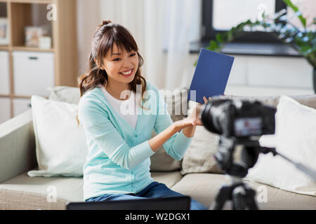 Asiatische Frau Blogger machen Video Review von Buch Stockfoto