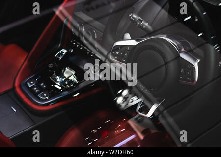 Das Lenkrad und das Innere des Luxus sport auto. Blick durch die Windschutzscheibe windows von Lenkrad und Armaturenbrett in Inneren des Sports ca Stockfoto