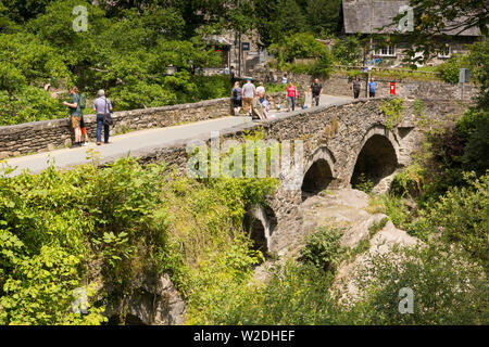 Die mittelalterliche Pont-y-Brücke oder die Brücke der Kessel über dem Fluss Llugwy im Jahre 1475 erbaut und ist das älteste Kreuzung in Betws-y-Coed Stockfoto